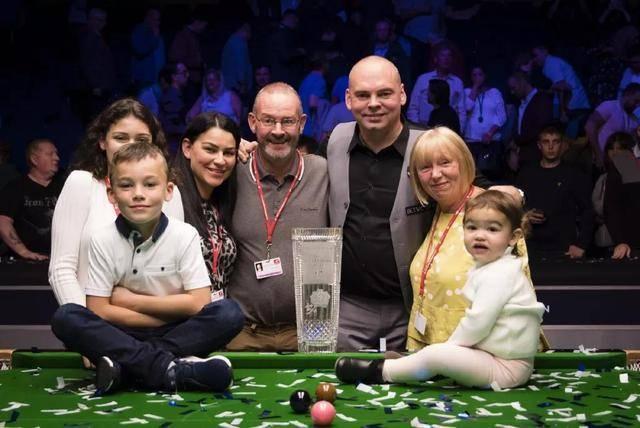 仅展现了他 仅展现了他